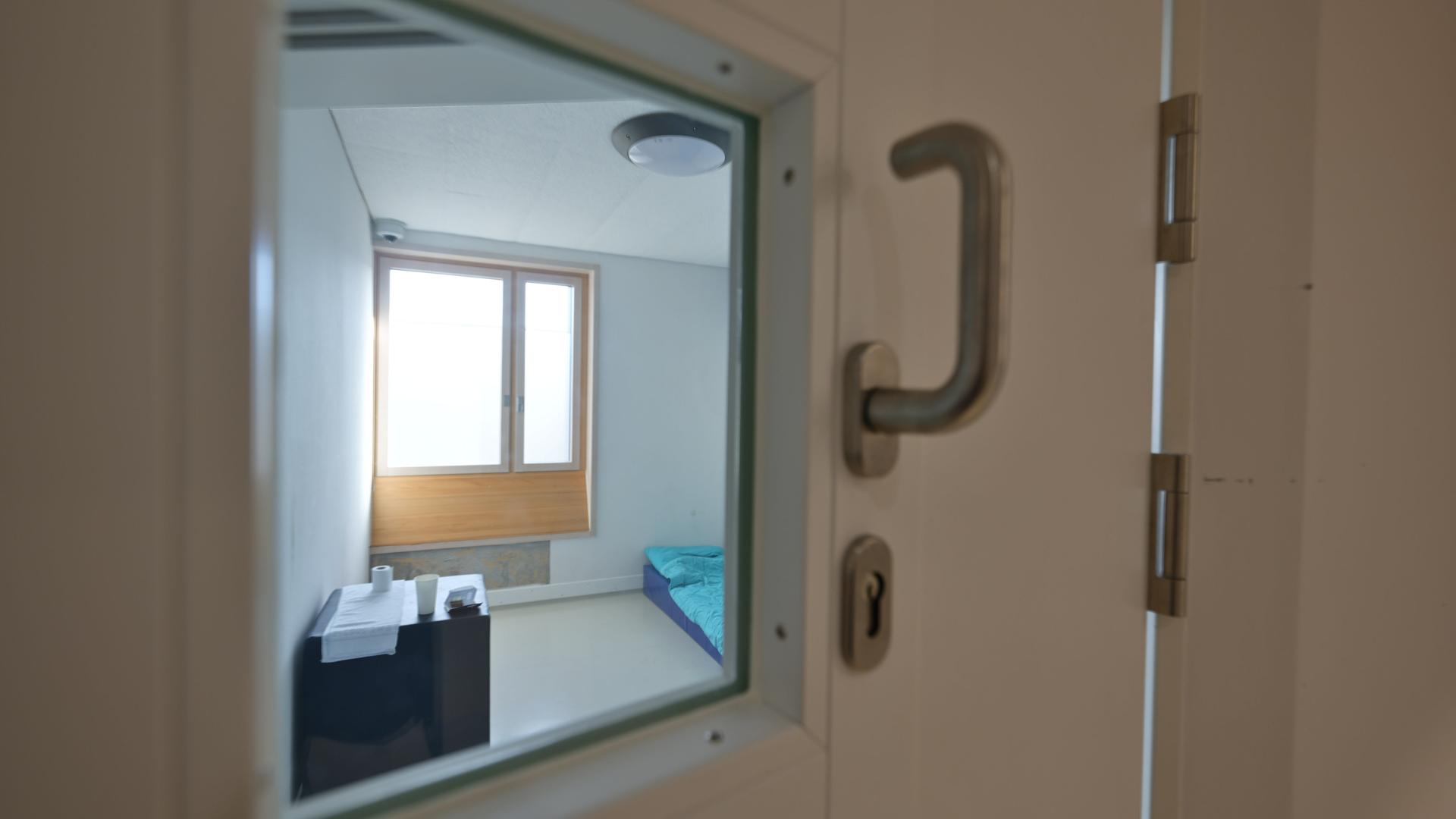 Ein Intensiv-Zimmer ist im Zentrum für Psychiatrie in Weißenau (ZfP) menschenleer. Die Tapete wurde teils abgerissen. Der Blick ins Zimmer ist durch die Sichtscheibe in der Tür möglich.