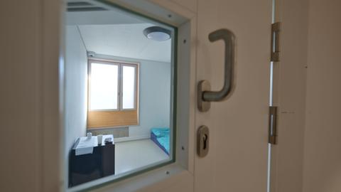 Ein Intensiv-Zimmer ist im Zentrum für Psychiatrie in Weißenau (ZfP) menschenleer. Die Tapete wurde teils abgerissen. Der Blick ins Zimmer ist durch die Sichtscheibe in der Tür möglich.