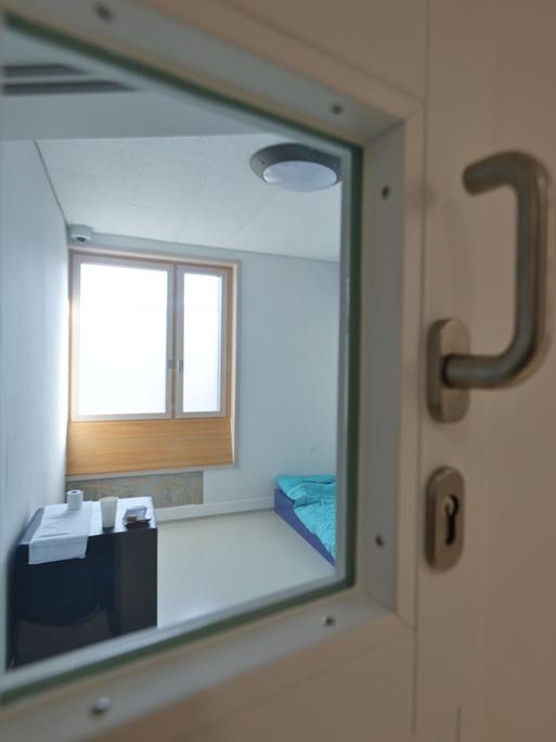 Ein Intensiv-Zimmer ist im Zentrum für Psychiatrie in Weißenau (ZfP) menschenleer. Die Tapete wurde teils abgerissen. Der Blick ins Zimmer ist durch die Sichtscheibe in der Tür möglich.