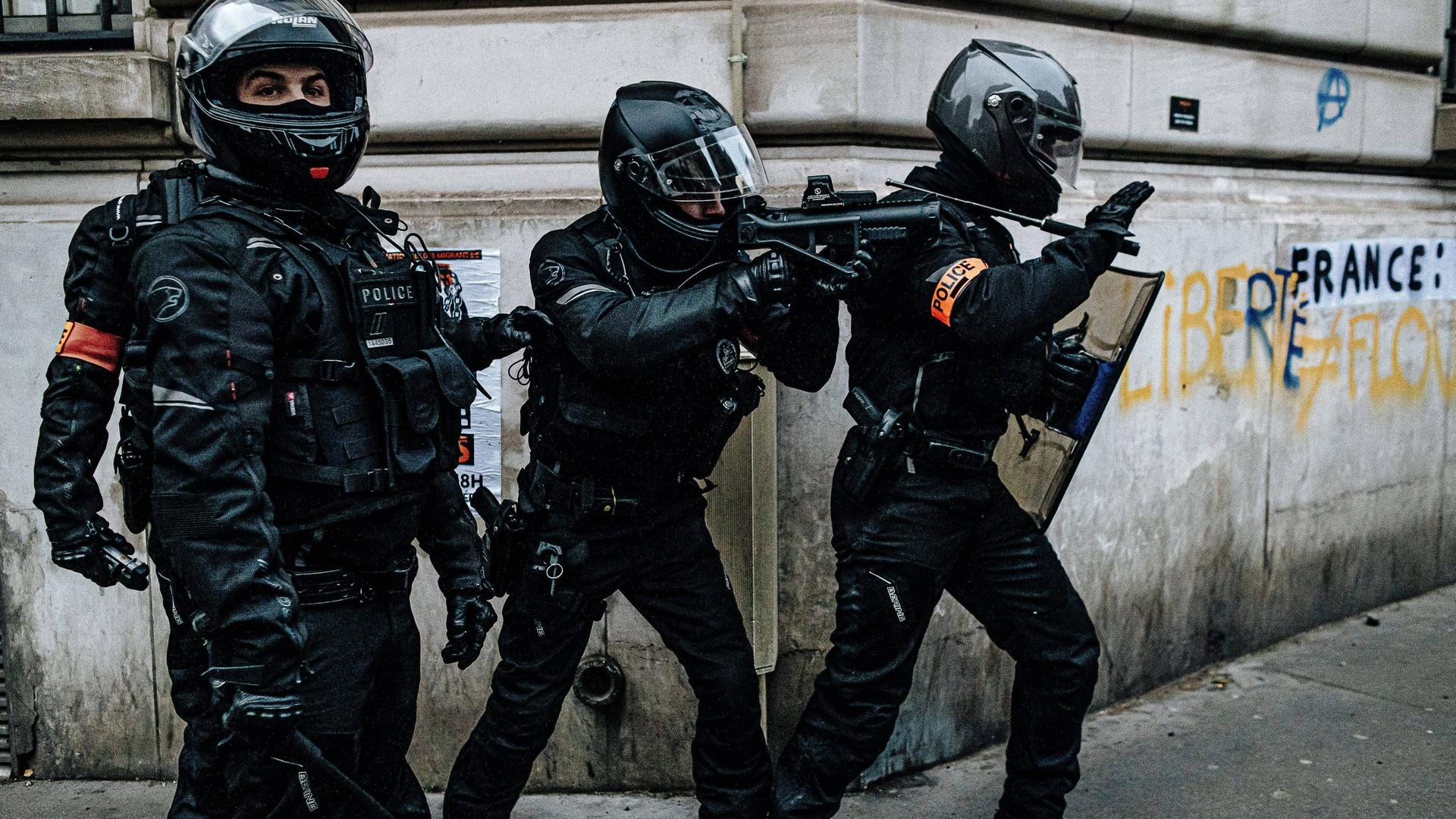 Gummigeschosse im Einsatz: Polizisten in Paris, aufgenommen im Dezember 2020