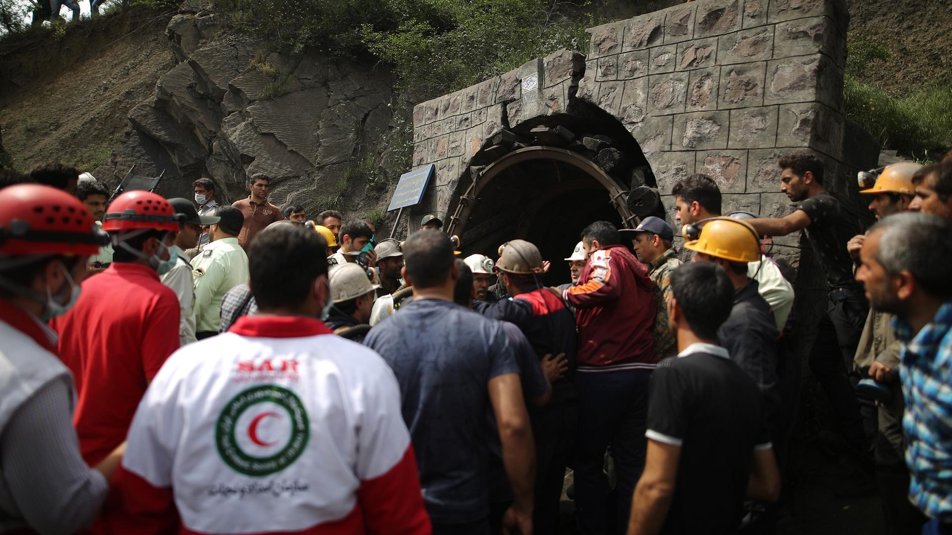 In der Kohlemine von Azadshahr kam es im Mai 2017 zu einer Explosion. Auf dem Archivbild siehr man, wie Rettungskräfte versuchen, Überlebenden des Unglücks zu helfen. In der Kohlemine von Azadshahr kam es im Mai 2017 zu einer Explosion. Auf dem Archivbild siehr man, wie Rettungskräfte versuchen, Überlebenden des Unglücks zu helfen.