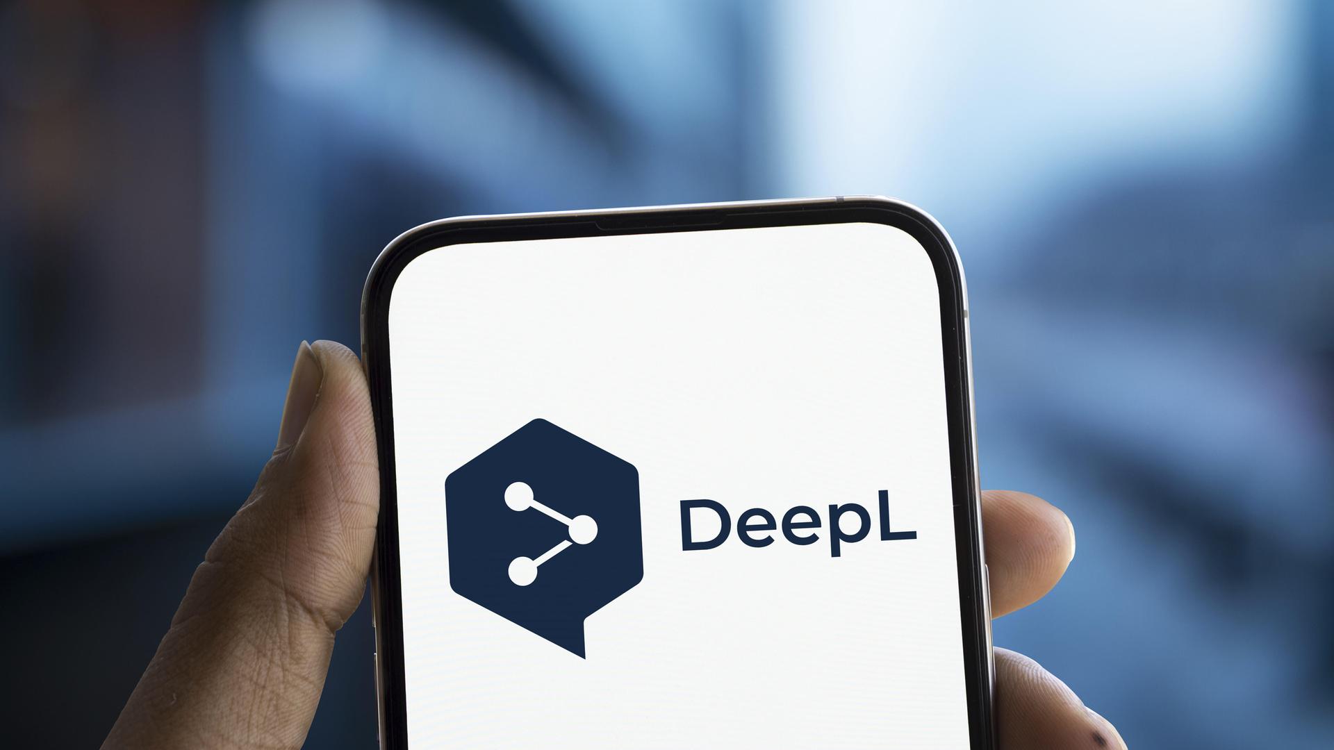 Das DeepL-Logo wird auf einem Smartphone angezeigt.