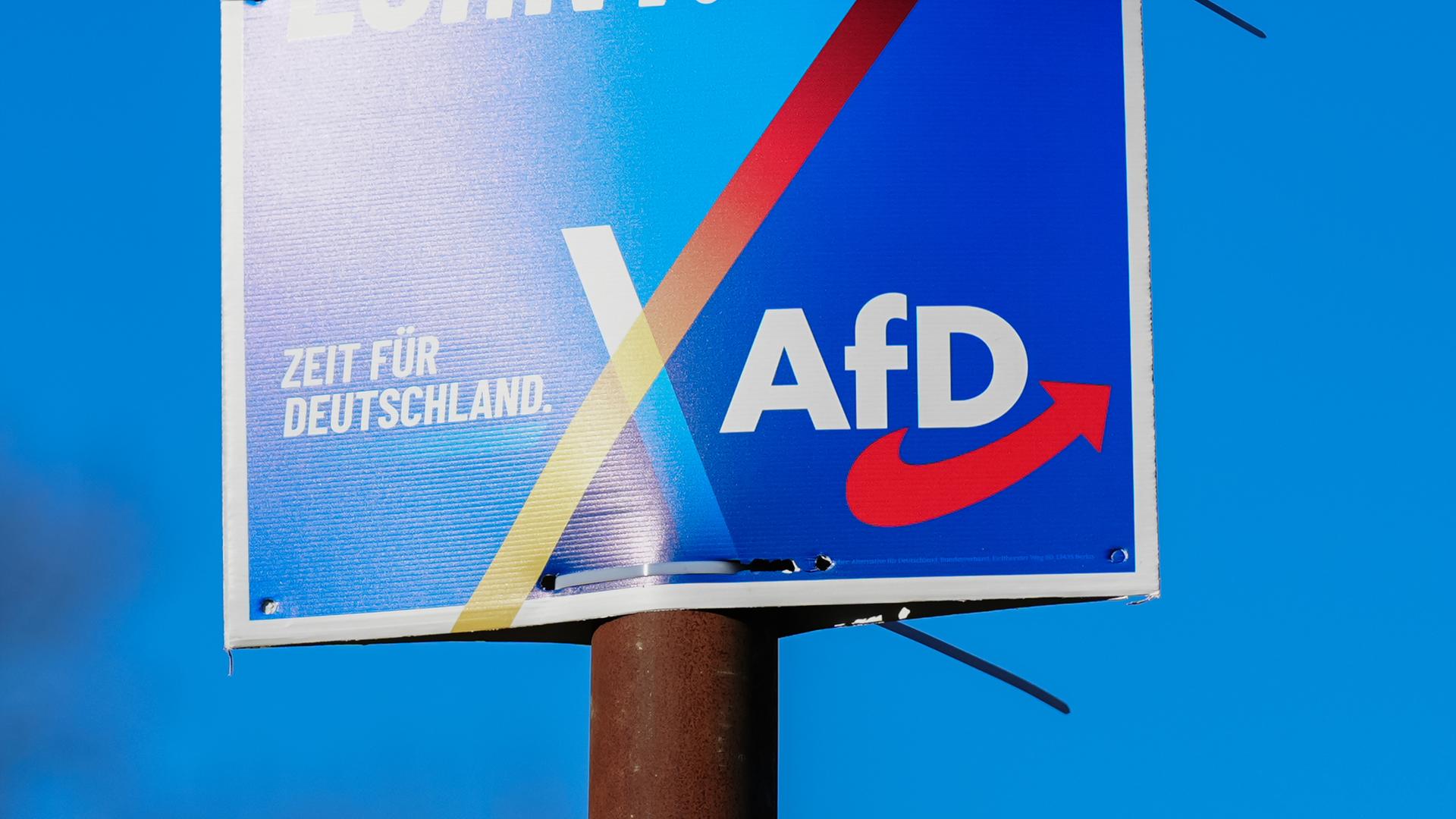 Wahlplakat der AfD mit dem Logo und dem Slogan "Zeit für Deutschland".