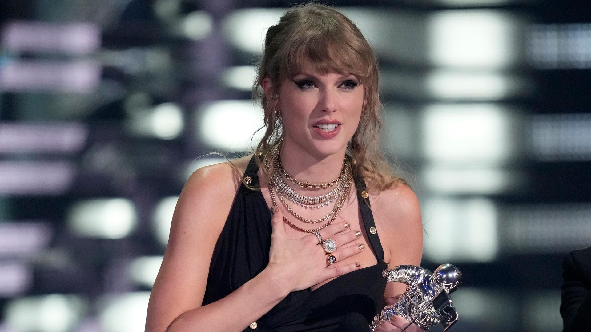 Das Foto zeigt die Sängerin Taylor Swift. Sie hält einen Preis in der Hand.