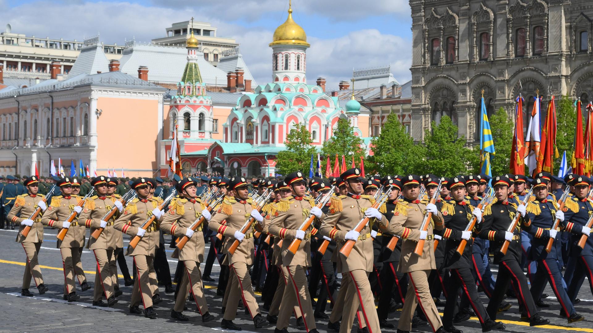 Eine Gruppe Soldaten marschiert in Moskau. Eine Gruppe Soldaten marschiert in Moskau.