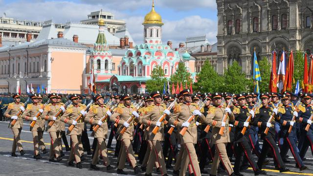 Eine Gruppe Soldaten marschiert in Moskau.