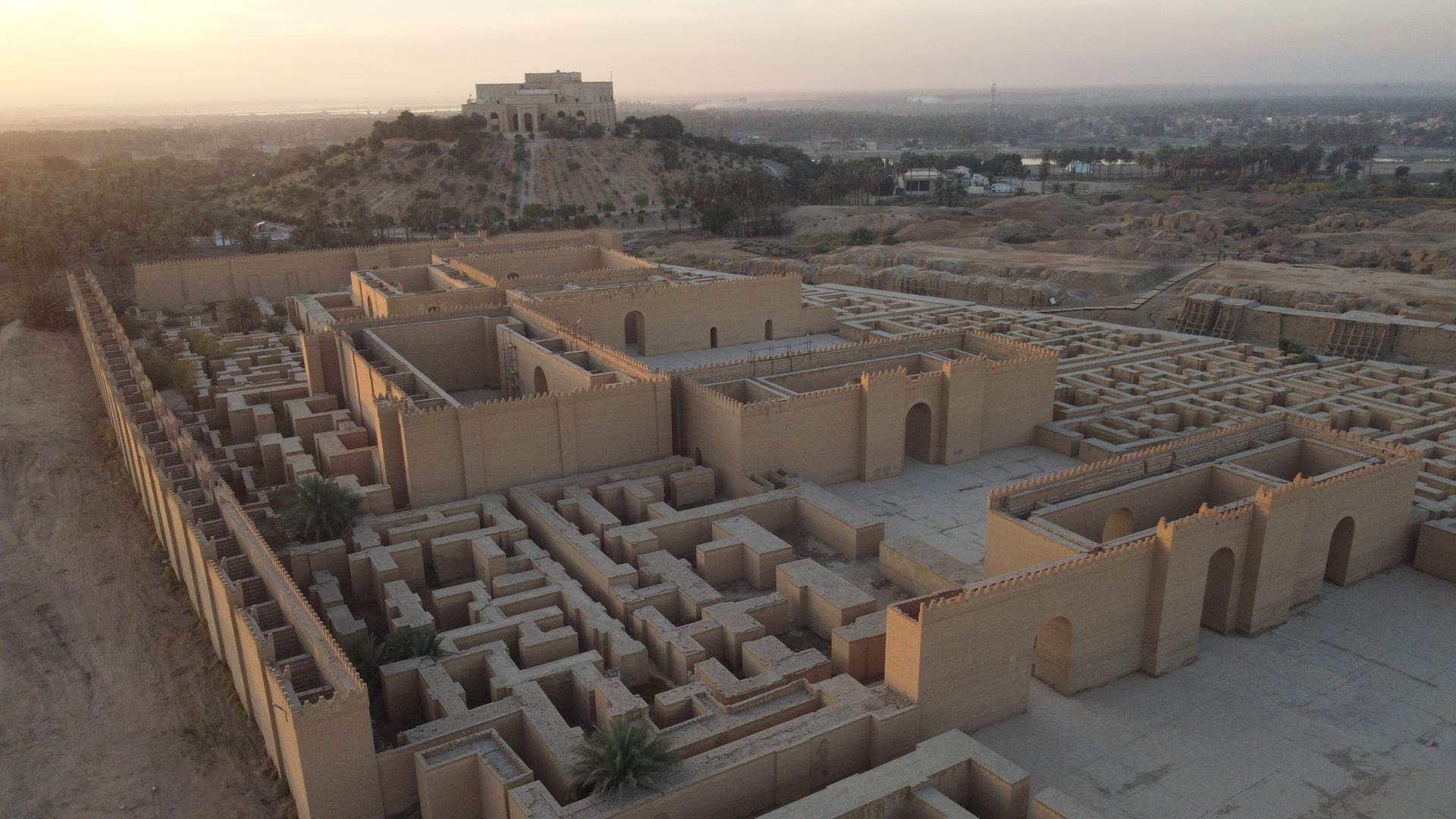 Luftbildaufnahme der antiken Stadt Babylon, rund 100 Kilometer südlich von Bagdad im Irak am 8. November 2021. Die Ruinen wurden beim Bau eines Palastes für Saddam Hussein in den 90ern und bei der US-Invasion 2003 beschädigt.