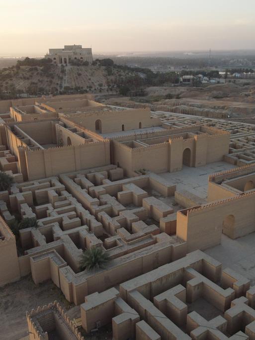 Luftbildaufnahme der antiken Stadt Babylon, rund 100 Kilometer südlich von Bagdad im Irak am 8. November 2021. Die Ruinen wurden beim Bau eines Palastes für Saddam Hussein in den 90ern und bei der US-Invasion 2003 beschädigt.