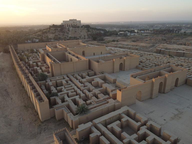 Luftbildaufnahme der antiken Stadt Babylon, rund 100 Kilometer südlich von Bagdad im Irak am 8. November 2021. Die Ruinen wurden beim Bau eines Palastes für Saddam Hussein in den 90ern und bei der US-Invasion 2003 beschädigt.