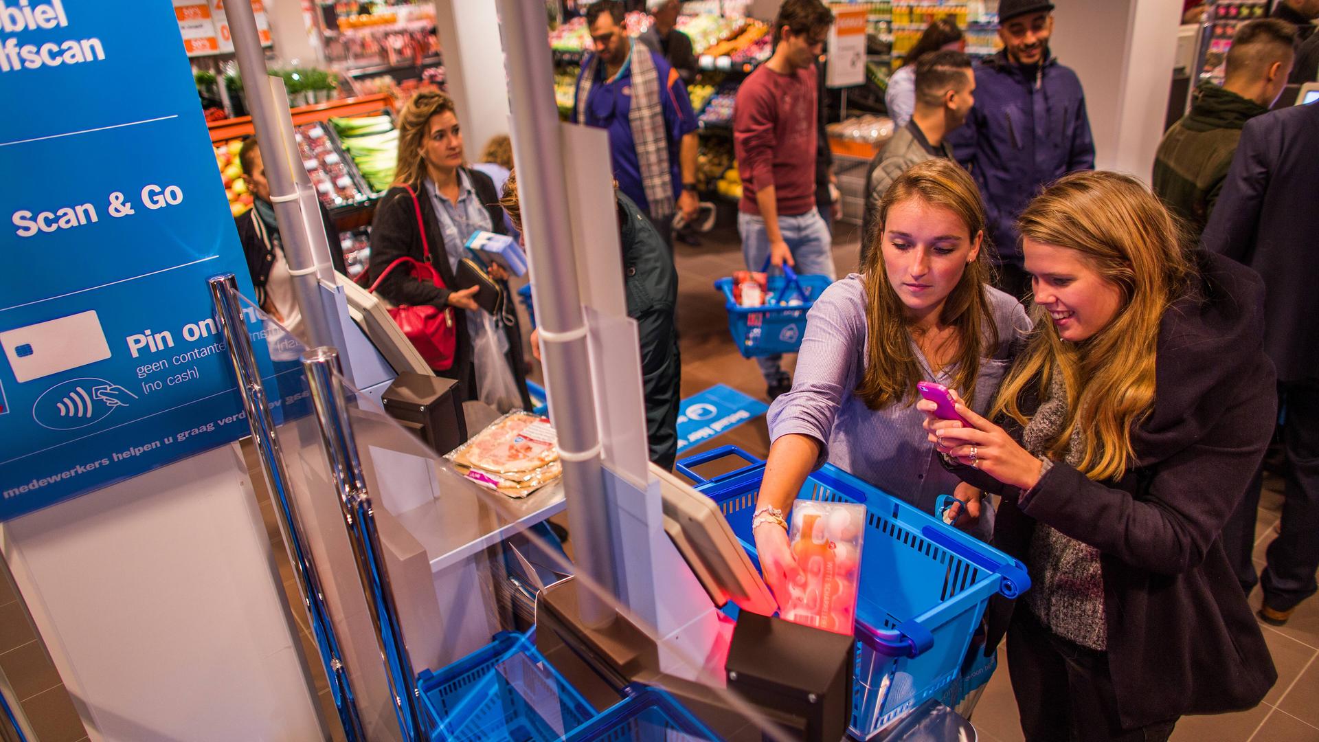 Eine Self-Service-Kasse in einem niederländischen Supermarkt