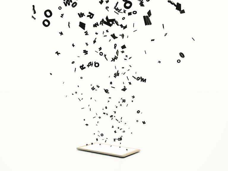 Illustration: Buchstaben fliegen aus einem digitalen Tablet.