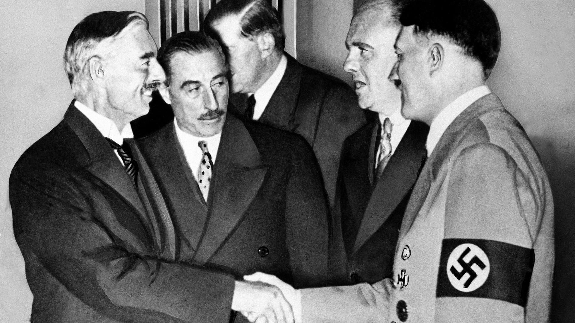 Der britische Premier Neville Chamberlain und Adolf Hitler bei den Verhandlungen zum Münchner Abkommen 1938