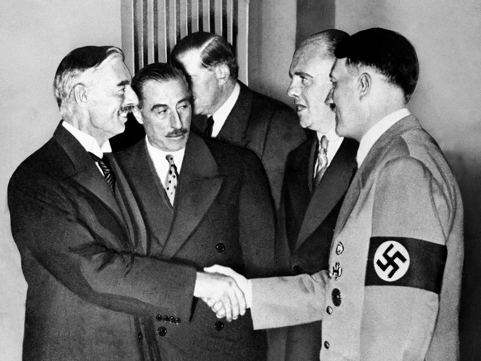 Der britische Premier Neville Chamberlain und Adolf Hitler bei den Verhandlungen zum Münchner Abkommen 1938