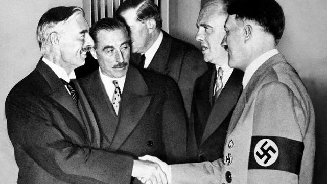 Der britische Premier Neville Chamberlain und Adolf Hitler bei den Verhandlungen zum Münchner Abkommen 1938