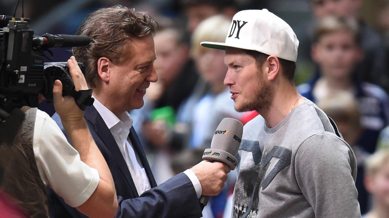 Sportreporter Jörg Dahlmann im Gespräch mit dem Fußballspieler Daniel Ginczek beim 26. Junioren-Hallenfußballturinier in Sindelfingen