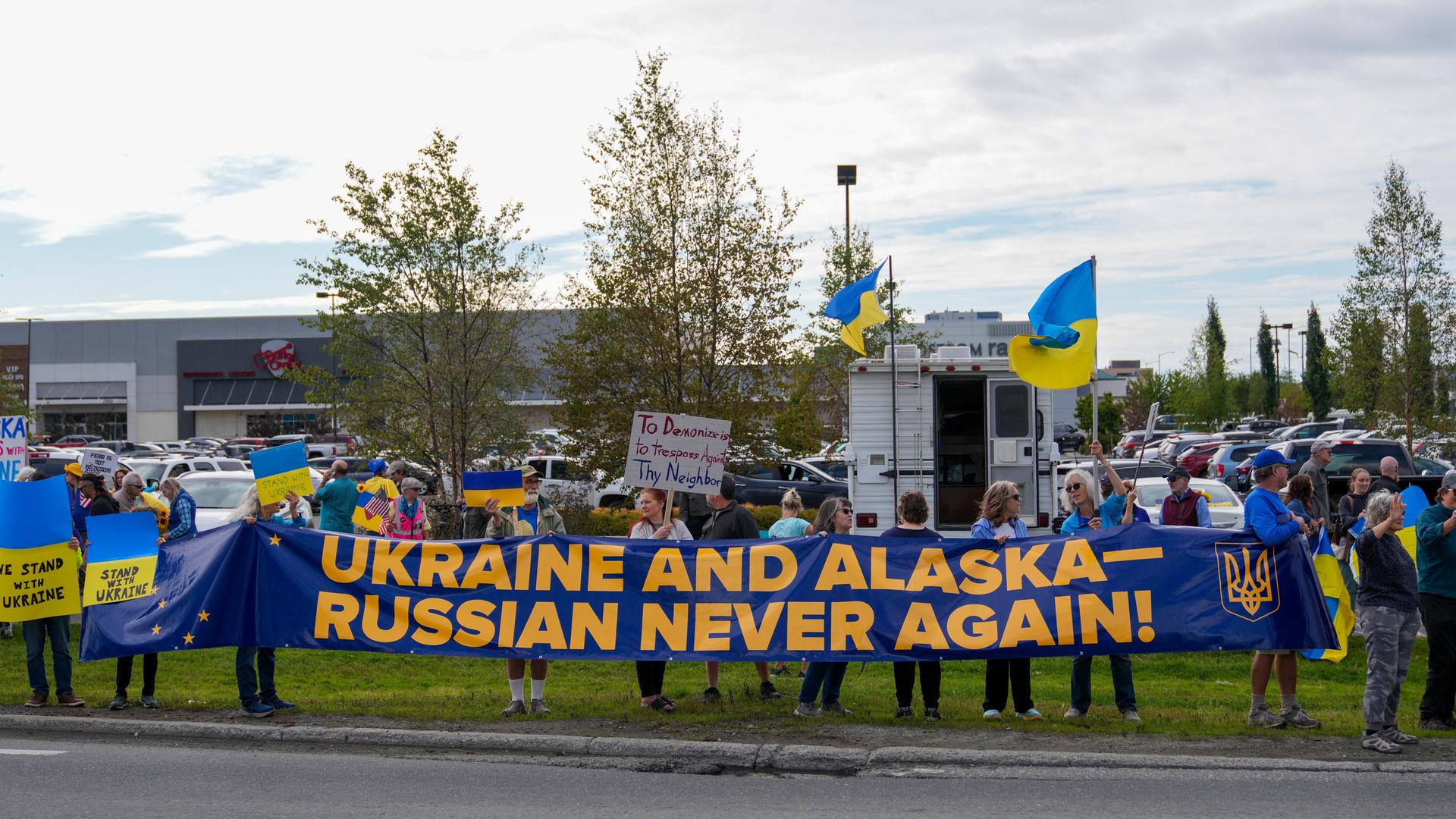 Demonstrierende in Anchorage, Alaska zeigen ein Transparent mit der Aufschrift "Ukraine und Alaska - nie wieder russisch"