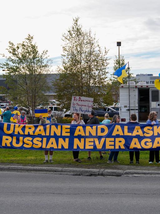 Demonstrierende in Anchorage, Alaska zeigen ein Transparent mit der Aufschrift "Ukraine und Alaska - nie wieder russisch"