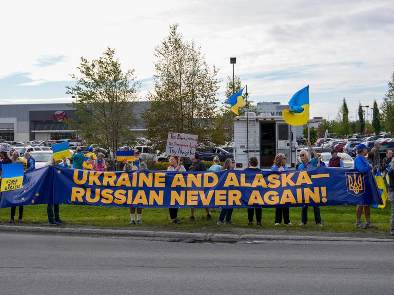 Demonstrierende in Anchorage, Alaska zeigen ein Transparent mit der Aufschrift "Ukraine und Alaska - nie wieder russisch"