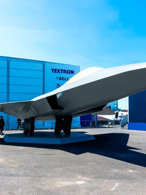 Ein Modell des geplanten neuen Kampfflugzeugs bei einer Messe für Luft- und Raumfahrt in Paris.