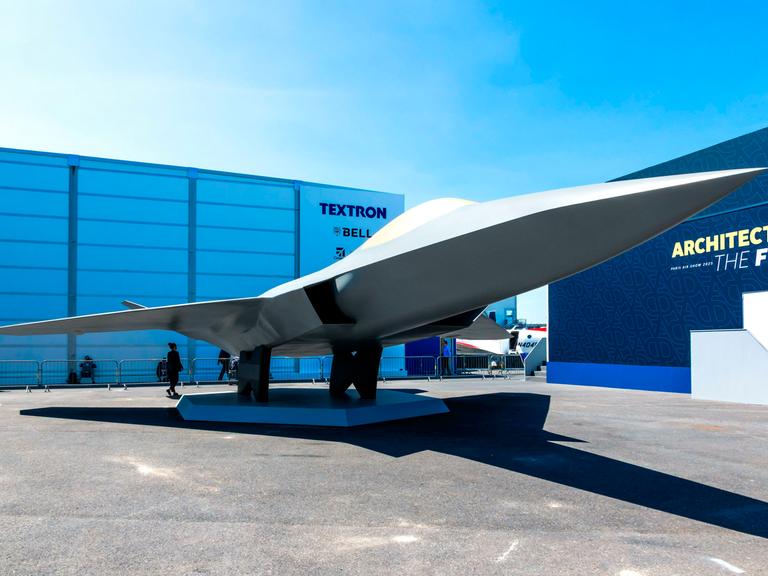 Ein Modell des geplanten neuen Kampfflugzeugs bei einer Messe für Luft- und Raumfahrt in Paris.