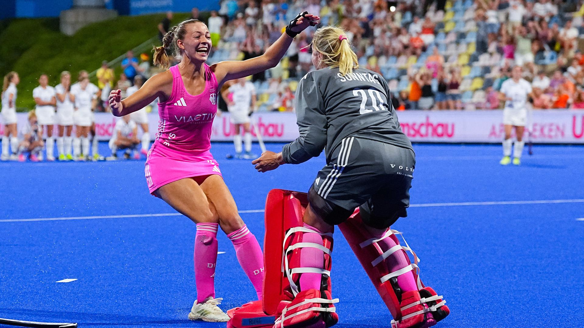 Die Hockeyspielerinnen Sophia Schwabe und Julia Sonntag aus Deutschland fallen sich in die Arme.
