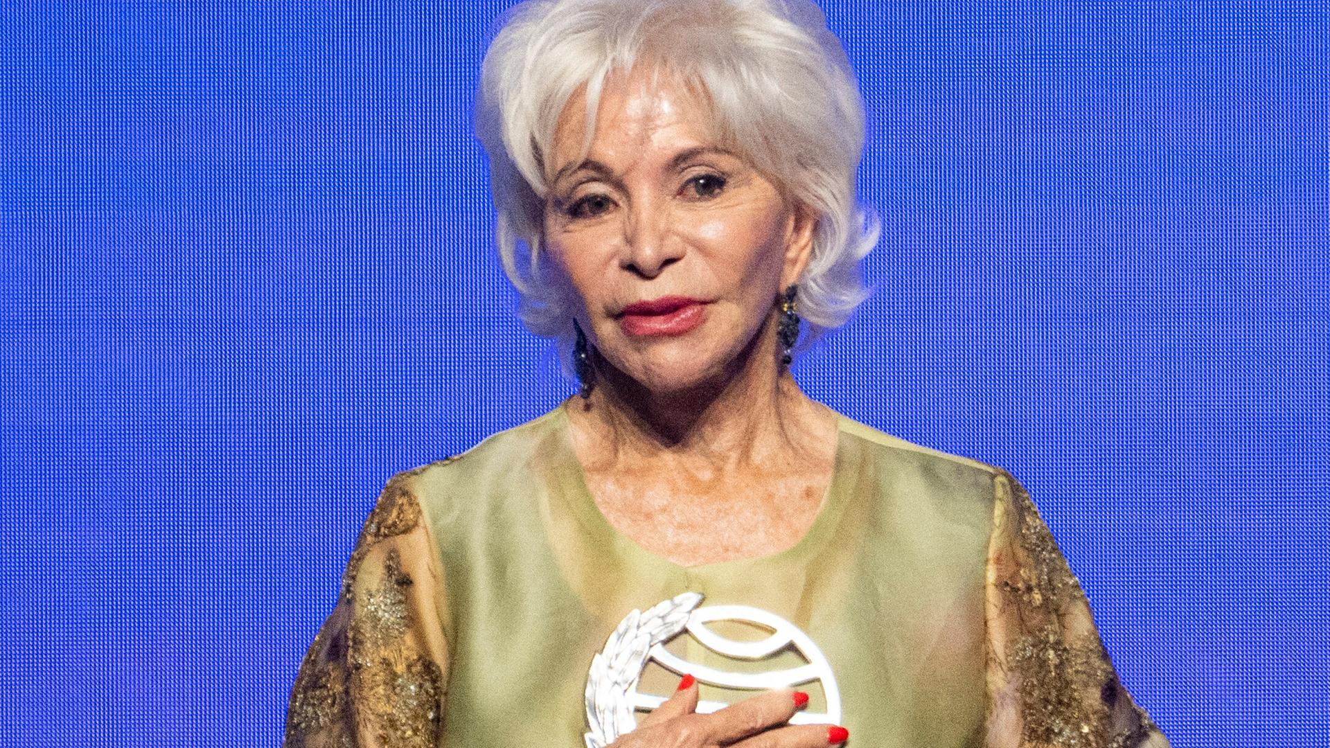 Isabel Allende hält den Premio Planeta in den Händen Isabel Allende hält den Premio Planeta in den Händen