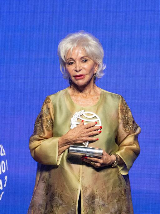 Isabel Allende hält den Premio Planeta in den Händen