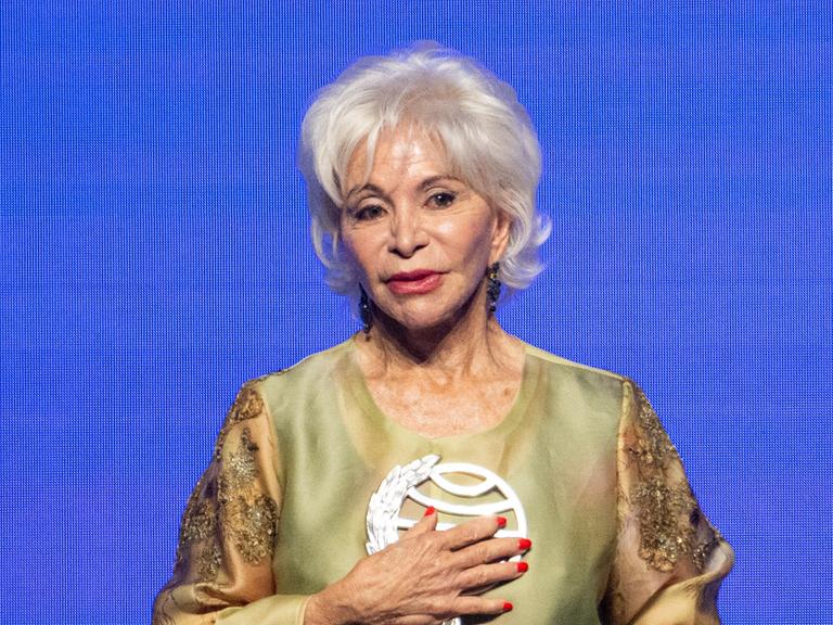 Isabel Allende hält den Premio Planeta in den Händen