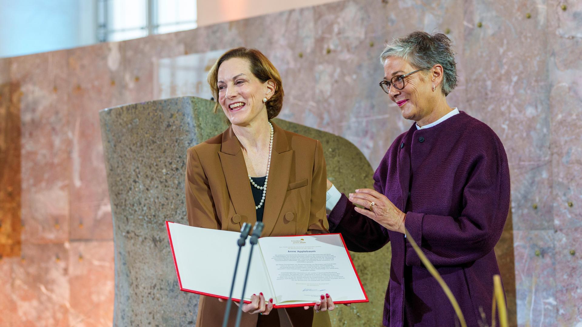 Anne Applebaum und Karin Schmidt-Friderichs auf dem Podium der Frankfurter Paulskirche.