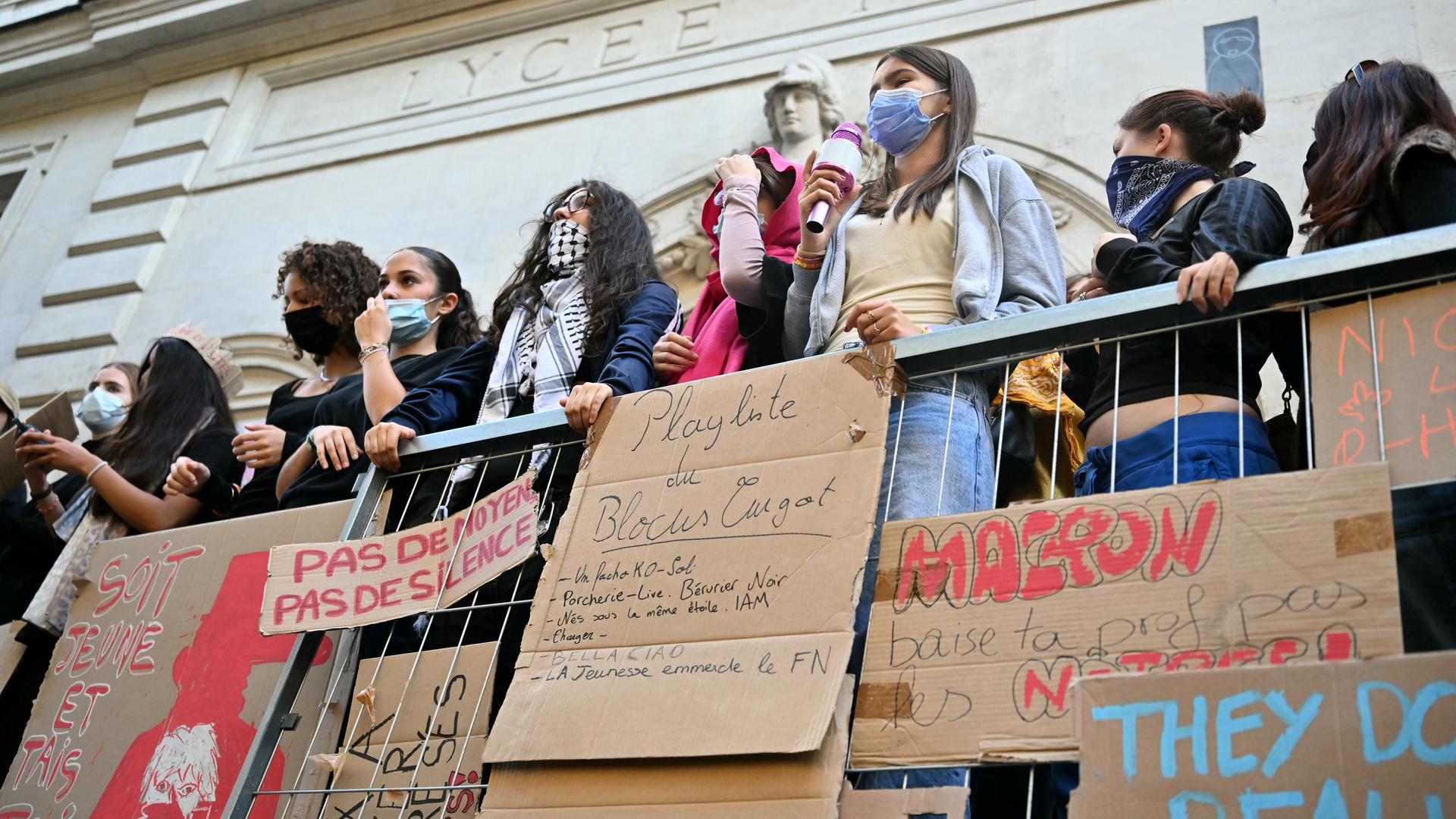 Protestierende Schüler versammeln sich mit Plakaten vor der weiterführenden Schule Turgot in Paris.