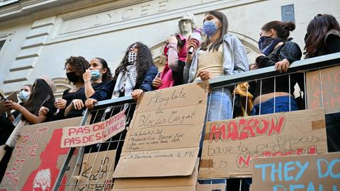 Protestierende Schüler versammeln sich mit Plakaten vor der weiterführenden Schule Turgot in Paris.