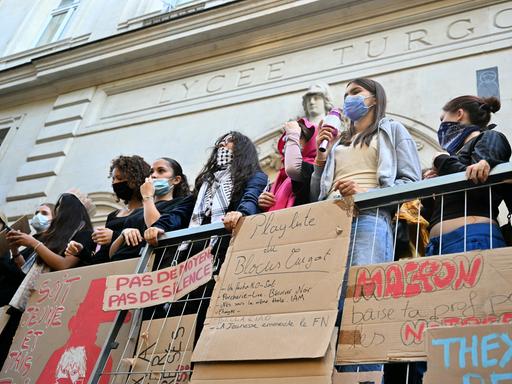 Protestierende Schüler versammeln sich mit Plakaten vor der weiterführenden Schule Turgot in Paris. Protestierende Schüler versammeln sich mit Plakaten vor der weiterführenden Schule Turgot in Paris.