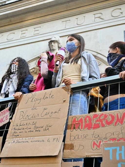 Protestierende Schüler versammeln sich mit Plakaten vor der weiterführenden Schule Turgot in Paris. Protestierende Schüler versammeln sich mit Plakaten vor der weiterführenden Schule Turgot in Paris.