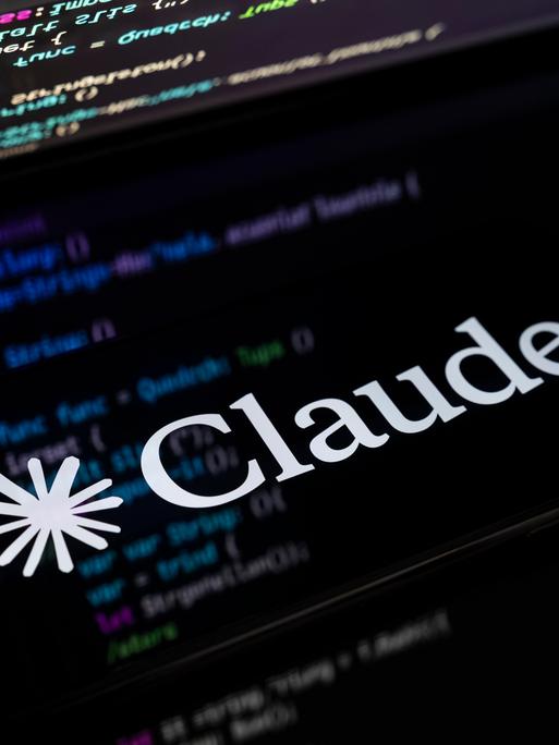 Auf einem Smartphone ist das Logo des Chatbot Claude abgebildet. 
