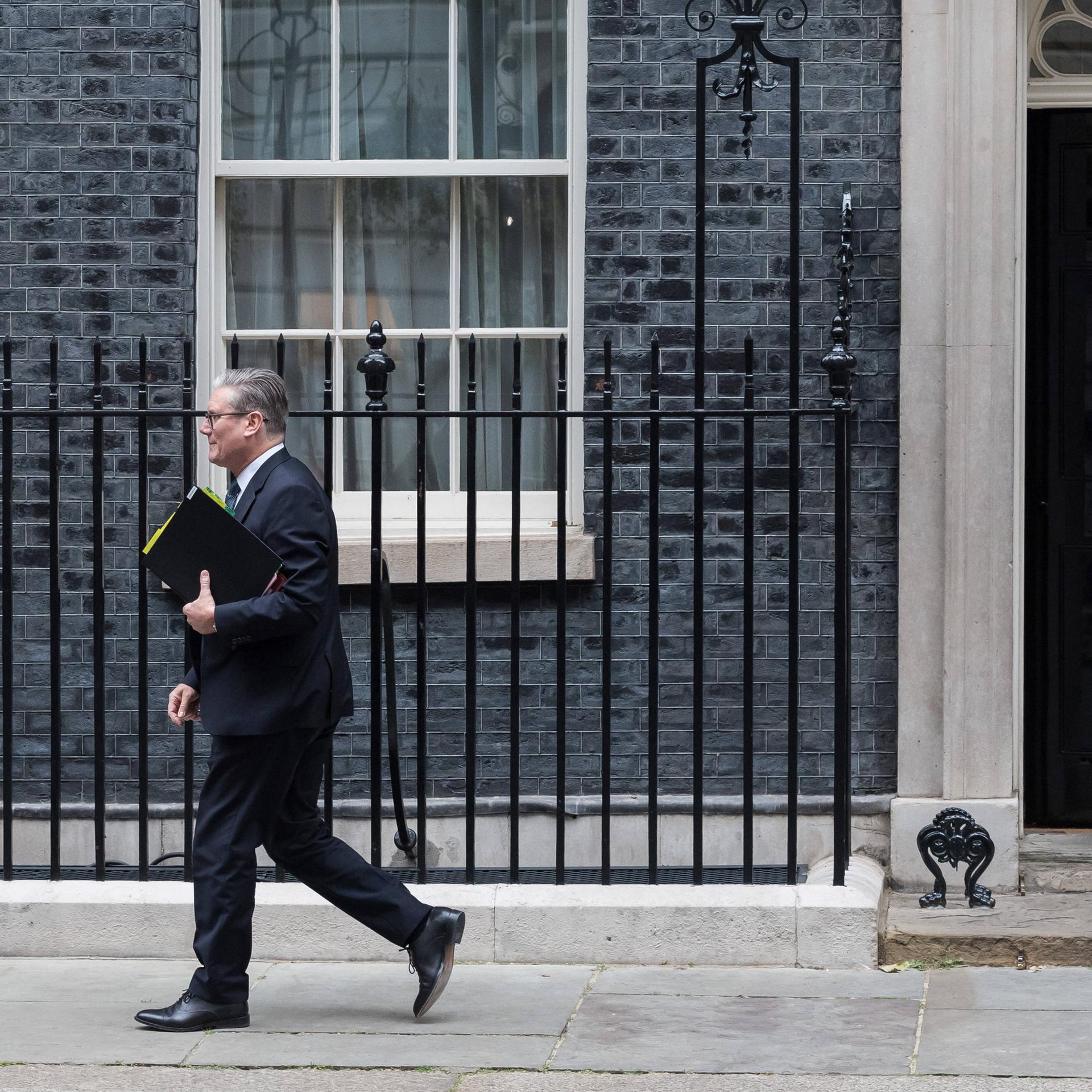 Der britische Premierminister Keir Starmer verlässt seinen Amtssitz 10 Downing Street.
