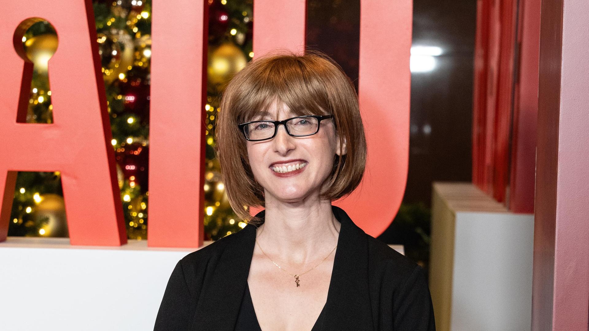 Die Autorin Freida McFadden steht bei der Premiere des Films "The Housemaid" auf der Bühne