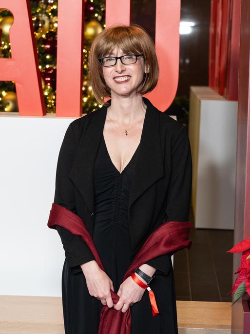 Die Autorin Freida McFadden steht bei der Premiere des Films "The Housemaid" auf der Bühne