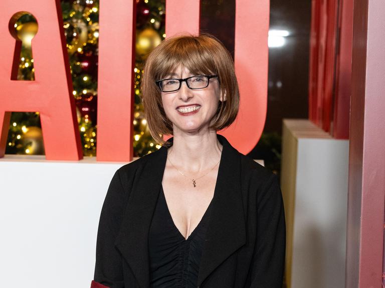 Die Autorin Freida McFadden steht bei der Premiere des Films "The Housemaid" auf der Bühne