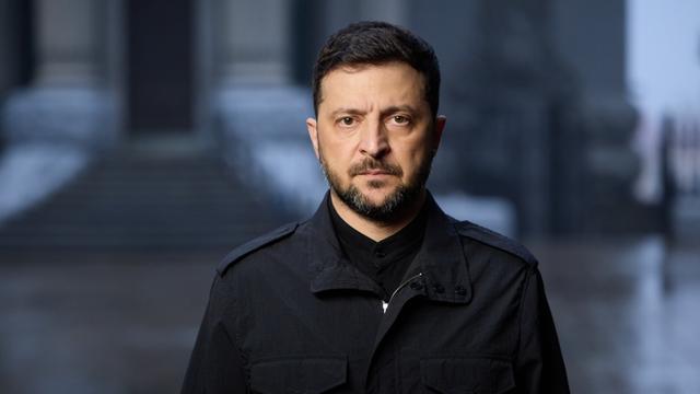 Der ukrainische Präsident Selenskyj blickt ernst in die Kamera.