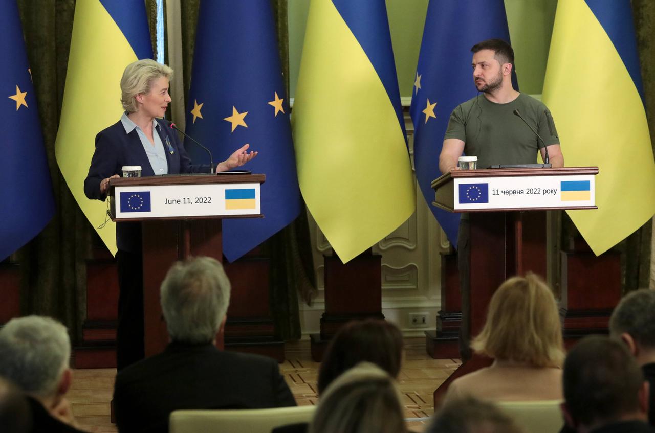 EU-Kommissionspräsidentin von der Leyen und der ukrainische Präsident Selenskyj in Kiew. Bei stehen an Rednerpulten und schauen sich an.