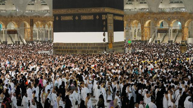 Saudi-Arabien, Mekka: Muslimische Pilger umrunden die Kaaba, das heiligste Heiligtum des Islam.