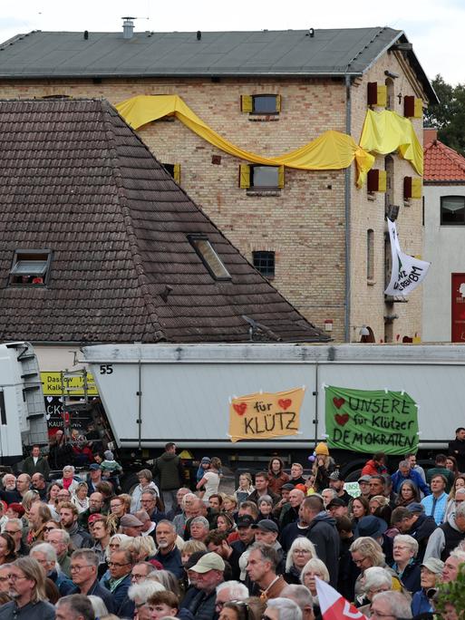 Zahlreiche Menschen nehmen an einer Kundgebung auf dem Markt teil, zu der die Autorenvereinigung Pen Berlin aufgerufen hat. Im Hintergrund ist das Literaturhaus mit gelben Bannern zu sehen. Zahlreiche Menschen nehmen an einer Kundgebung auf dem Markt teil, zu der die Autorenvereinigung Pen Berlin aufgerufen hat. Im Hintergrund ist das Literaturhaus mit gelben Bannern zu sehen.