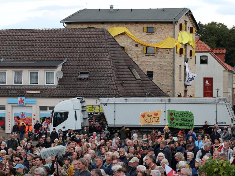 Zahlreiche Menschen nehmen an einer Kundgebung auf dem Markt teil, zu der die Autorenvereinigung Pen Berlin aufgerufen hat. Im Hintergrund ist das Literaturhaus mit gelben Bannern zu sehen. Zahlreiche Menschen nehmen an einer Kundgebung auf dem Markt teil, zu der die Autorenvereinigung Pen Berlin aufgerufen hat. Im Hintergrund ist das Literaturhaus mit gelben Bannern zu sehen.
