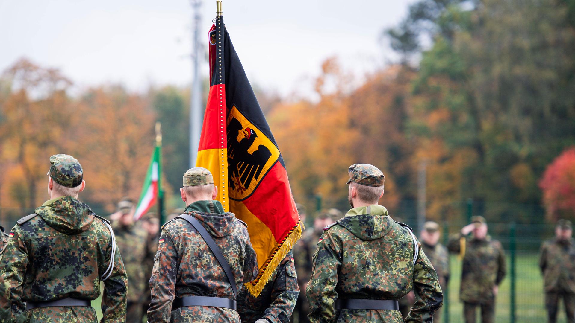 Zu sehen sind Bundeswehrsoldaten in ihrer Kaserne.
