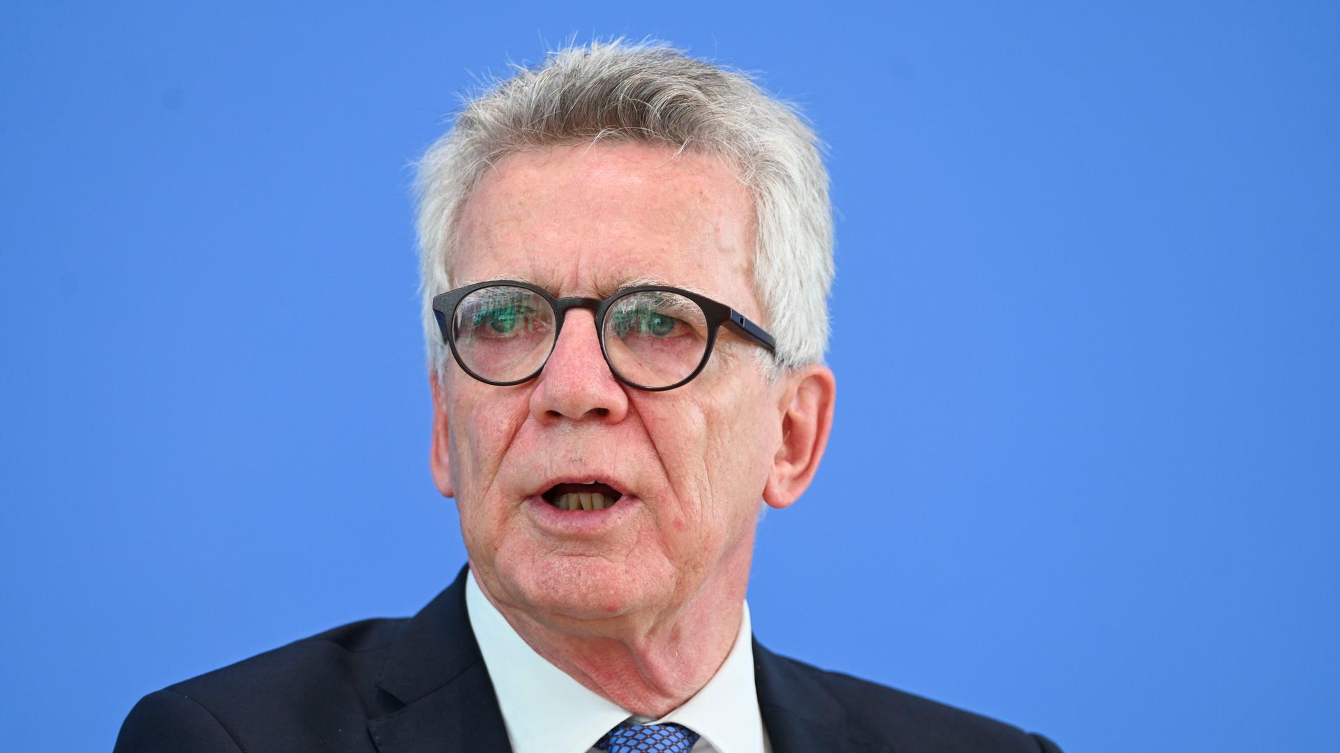 Thomas de Maiziere, Bundesminister a. D., nimmt an einer Pressekonferenz zum Abschlussbericht der «Initiative für einen handlungsfähigen Staat» in der Bundespressekonferenz teil.