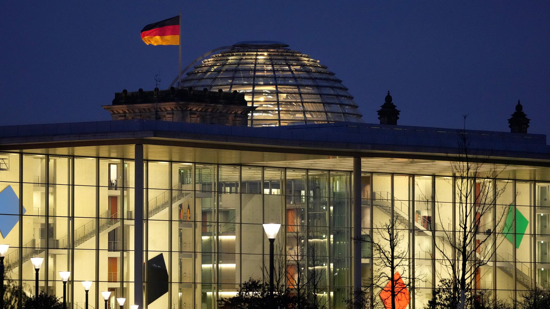 Abendliches Reichstagsgebäude mit Kuppel.