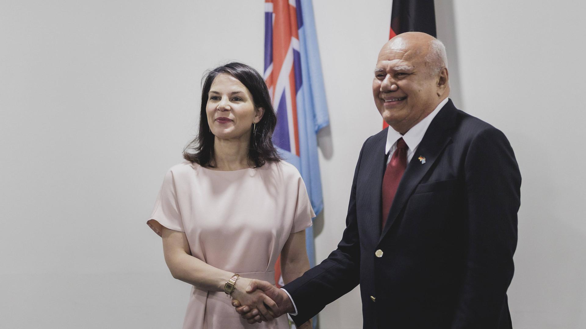 Bundesaußenministerin Annalena Baerbock schüttelt dem Vizepremierminister von Fidschi, Viliame Gavoka, die Hand.