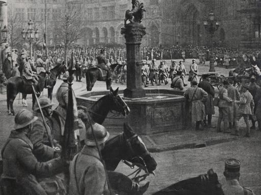 Historische Fotografie von berittenen und bewaffneten französischen Soldaten in Wiesbaden, 1918.