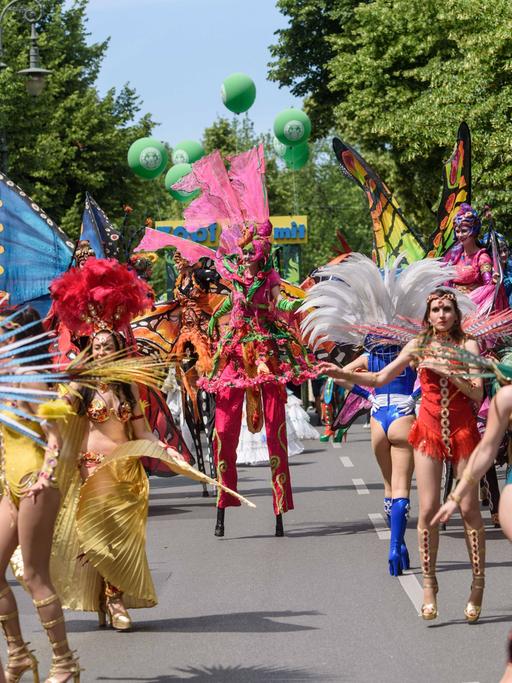 Das Archivbild von 2019 zeigt Tänzerinnen beim Karneval der Kulturen in Berlin.