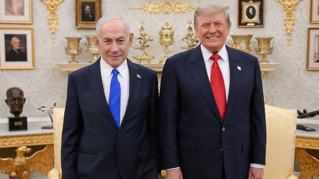 US-Präsident Donald Trump steht neben dem israelischen Premierminister Benjamin Netanjahu im Weißen Haus in Washington, D.C., USA. 
